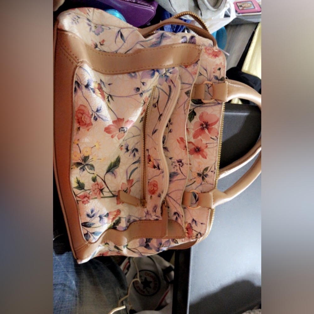 Women’s medium sized hand bag